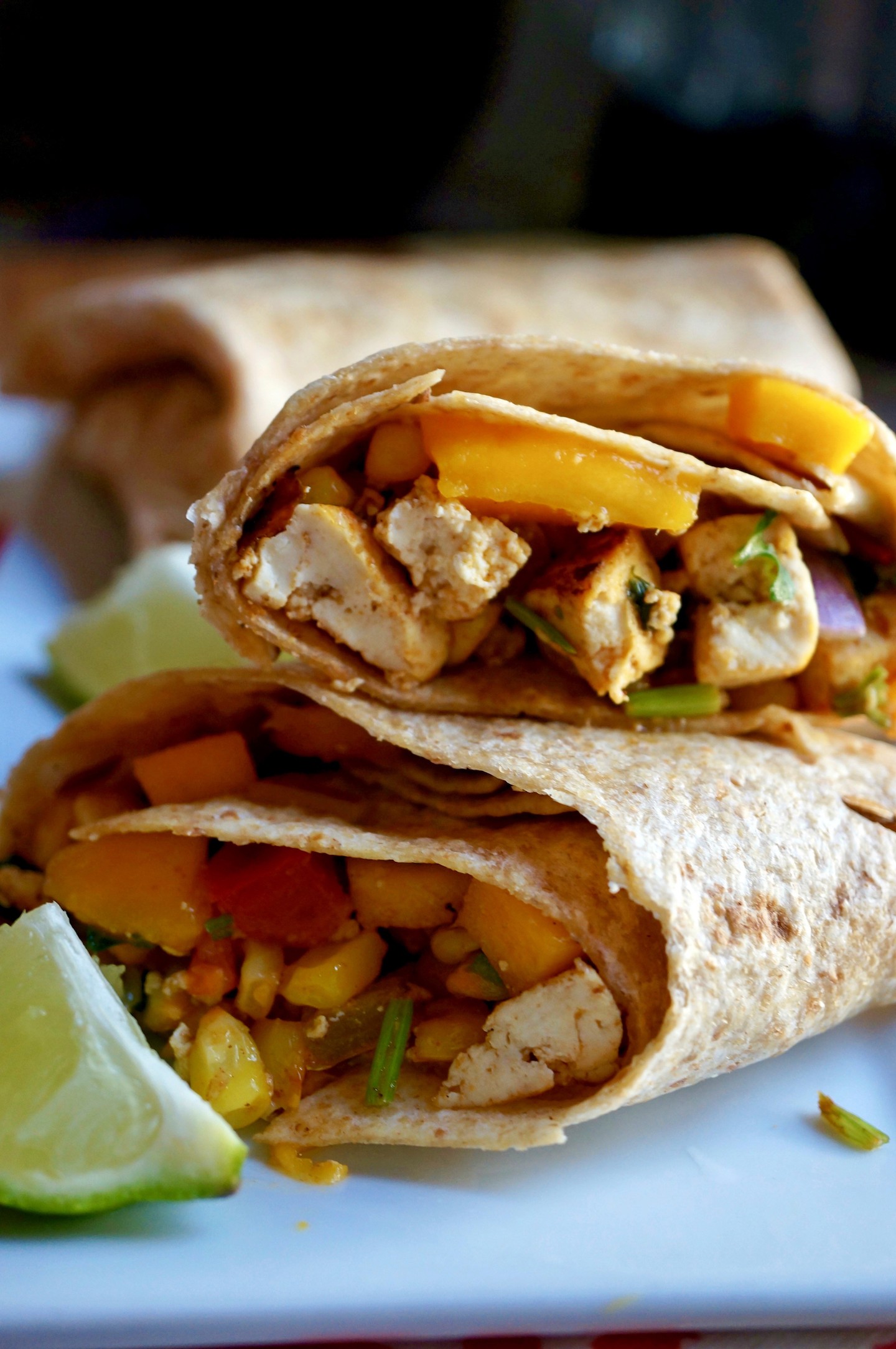 Tortilla Wrap z Tofu i Salsą z Mango