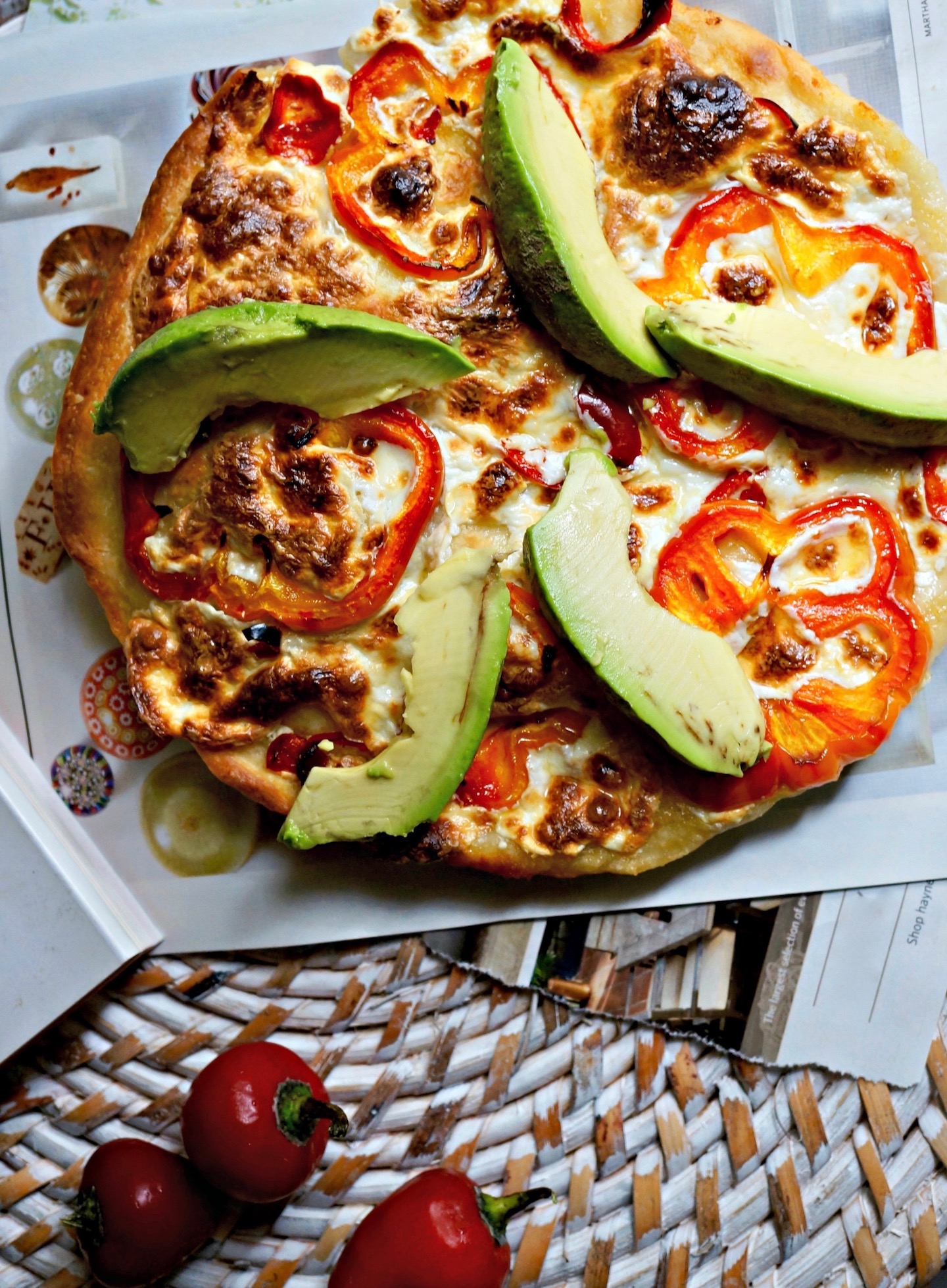 Tarta Flambée z Mozzarellą , Chili i Czerwoną Papryką