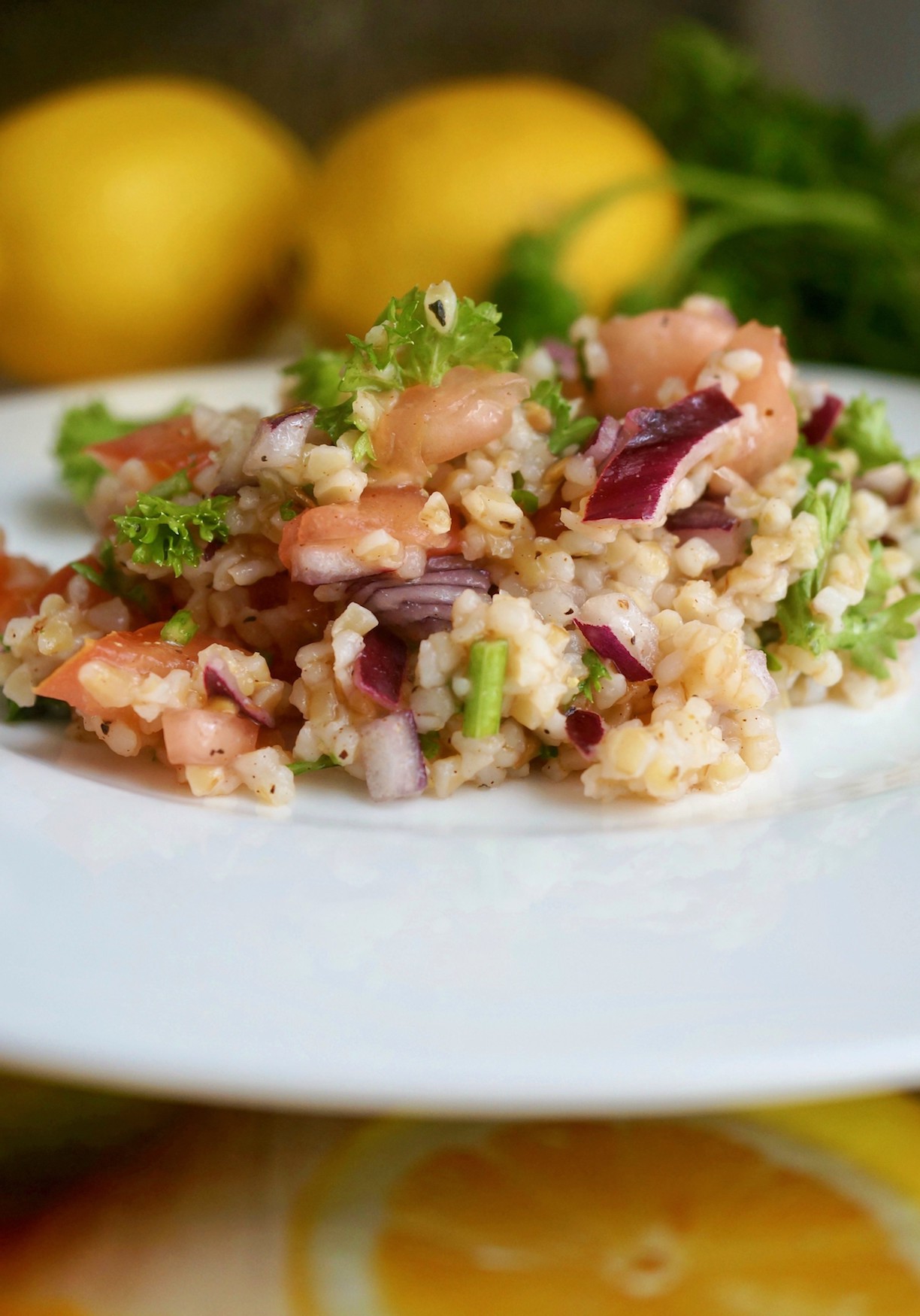 Lekka Sałatka z Kaszy Bulgur, Pomidorem i Pietruszką